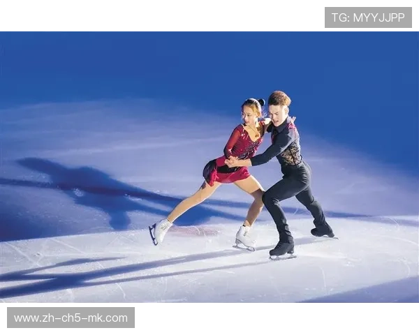 花样滑冰团体装扮成动漫角色亮相